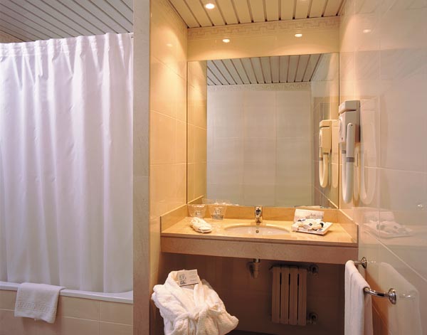 Hotel Covadonga bathroom