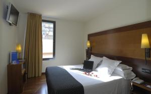 Hotel Del Comte bedroom